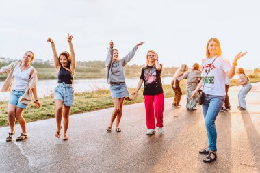 Parti orta yaşlı kadınlar, milenyum, gün batımında. Grup dansı, neşeli, çekici, mutlu kadınlar, yaz, tatil, seyahat. Gün batımında dans eden neşeli ve çekici kadınlar. 