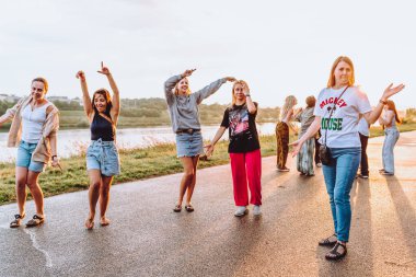 Parti orta yaşlı kadınlar, milenyum, gün batımında. Grup dansı, neşeli, çekici, mutlu kadınlar, yaz, tatil, seyahat. Gün batımında dans eden neşeli ve çekici kadınlar. 