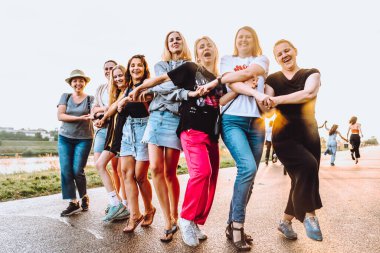 Parti orta yaşlı kadınlar, milenyum, gün batımında. Grup dansı, neşeli, çekici, mutlu kadınlar, yaz, tatil, seyahat. Gün batımında dans eden neşeli ve çekici kadınlar. 