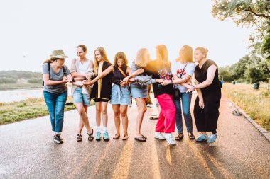 Parti orta yaşlı kadınlar, milenyum, gün batımında. Grup dansı, neşeli, çekici, mutlu kadınlar, yaz, tatil, seyahat. Gün batımında dans eden neşeli ve çekici kadınlar. 