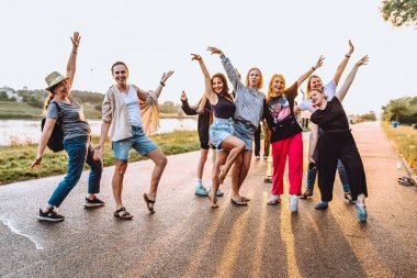 Parti orta yaşlı kadınlar, milenyum, gün batımında. Grup dansı, neşeli, çekici, mutlu kadınlar, yaz, tatil, seyahat. Gün batımında dans eden neşeli ve çekici kadınlar. 