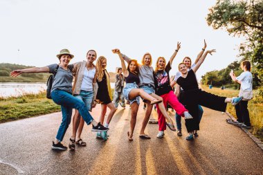 Parti orta yaşlı kadınlar, milenyum, gün batımında. Grup dansı, neşeli, çekici, mutlu kadınlar, yaz, tatil, seyahat. Gün batımında dans eden neşeli ve çekici kadınlar. 
