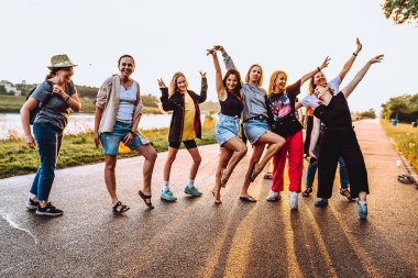 Parti orta yaşlı kadınlar, milenyum, gün batımında. Grup dansı, neşeli, çekici, mutlu kadınlar, yaz, tatil, seyahat. Gün batımında dans eden neşeli ve çekici kadınlar. 
