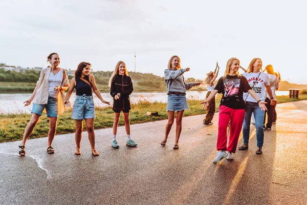 Fest Medelålders Kvinnor Millennials Vid Solnedgången Gruppdans Glada Attraktiva Glada — Stockfoto