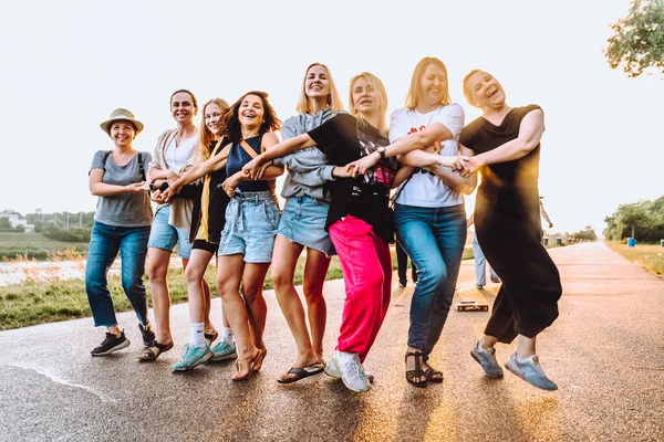 Festa Mulheres Meia Idade Millennials Pôr Sol Grupo Dança Alegre — Fotografia de Stock