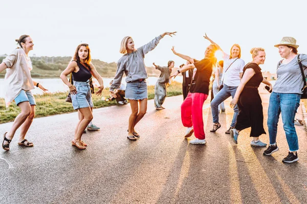 Вечеринка Женщин Среднего Возраста Тысячелетия Закате Групповые Танцы Веселые Привлекательные — стоковое фото
