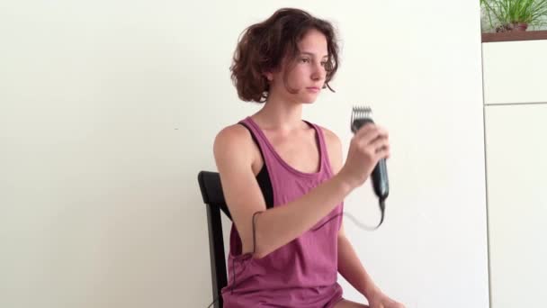 Chica Adolescente Con Pelo Castaño Largo Sentado Silla Casa Afeita — Vídeos de Stock