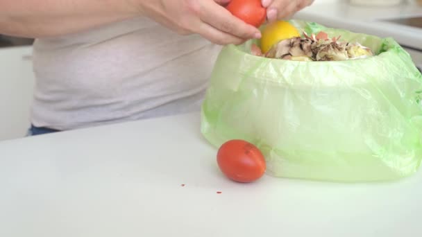 Mulher Limpa Conchas Ovos Cozidos Cozinha Doméstica Coloca Resíduos Recipiente — Vídeo de Stock