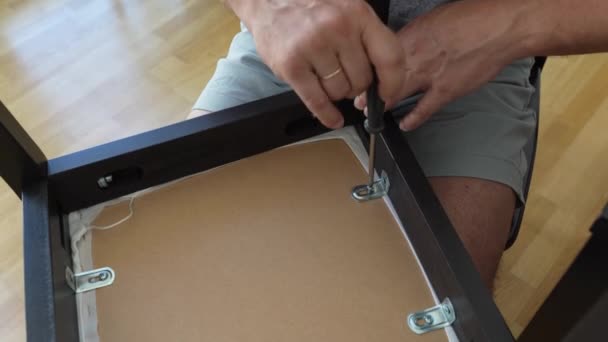 Μεσήλικας Γκριζομάλλης Μυώδης Ελκυστικός Καρέκλα Επισκευής Σφίγγει Βίδα Κατσαβίδι Ξύλινη — Αρχείο Βίντεο