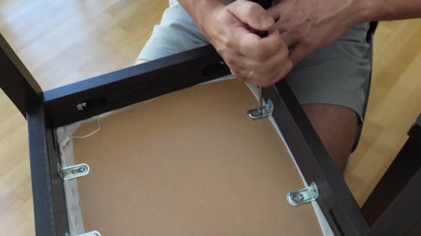 Muž Středního Věku Šedovlasý Svalnatý Atraktivní Opravářská Židle Utahuje Šroub — Stock video
