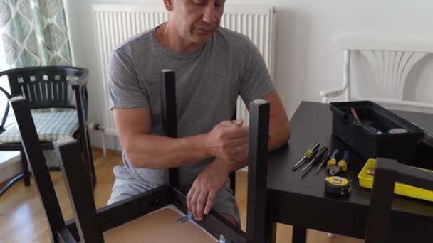 Homem Meia Idade Cabelos Grisalhos Muscular Atraente Cadeira Reparos Aperta — Vídeo de Stock