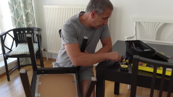 Homme Âge Moyen Cheveux Gris Musclé Attrayant Chaise Réparation Serre — Video