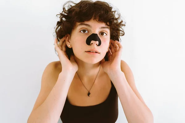 Modelo Feminino Caucasiano Bonito Com Máscara Carvão Profundamente Limpeza Tira — Fotografia de Stock