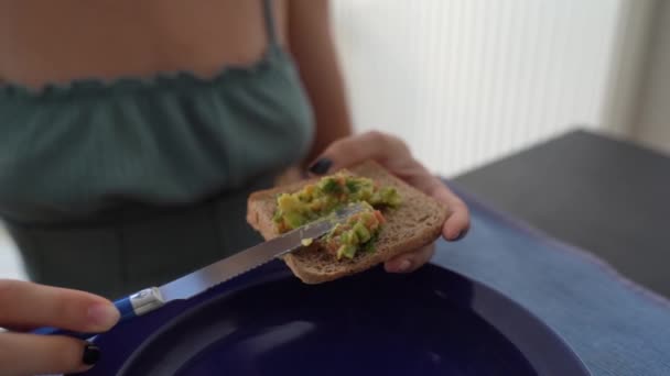 Młoda Kobieta Rozprowadza Guacamole Tosty Chleb Przygotowuje Zdrowe Zdrowe Śniadanie — Wideo stockowe