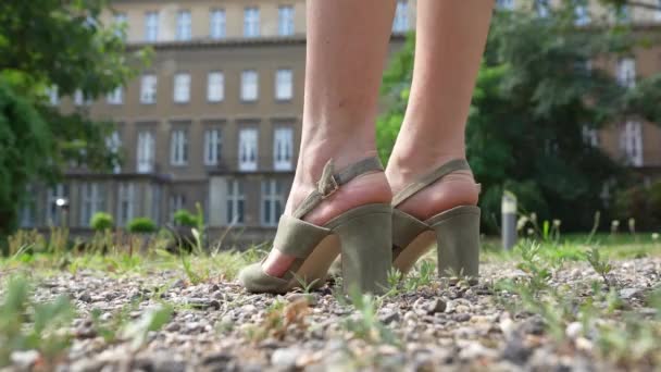 Νεαρή Γυναίκα Όμορφα Λεπτά Πόδια Περπατά Ψηλά Τακούνια Παπούτσια Κατά — Αρχείο Βίντεο