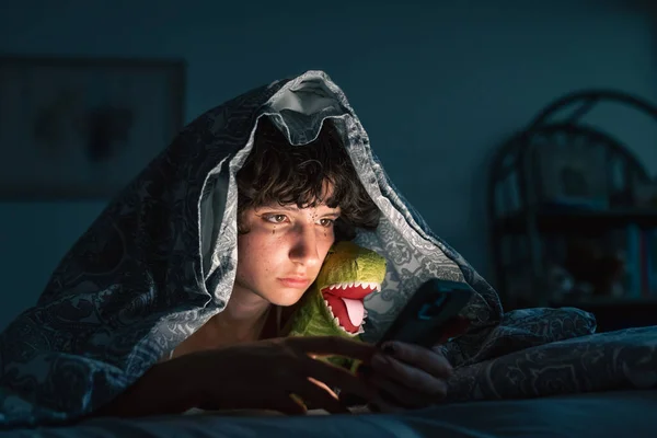 Portré Tinédzser Lány Feküdt Takaró Alatt Ágyon Kedvenc Játék Éjszaka — Stock Fotó