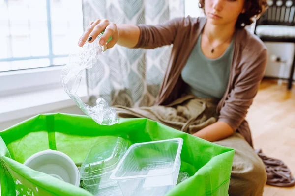 Ung Kvinna Sorterar Plast Hemma Sätter Plastflaskor Återanvändbara Tyg Ekologisk — Stockfoto