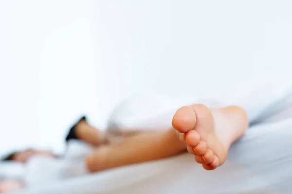 Teenage Girl Sleeping Bare Foot Peeking Out Blanket Hanging Bed — Stock Photo, Image