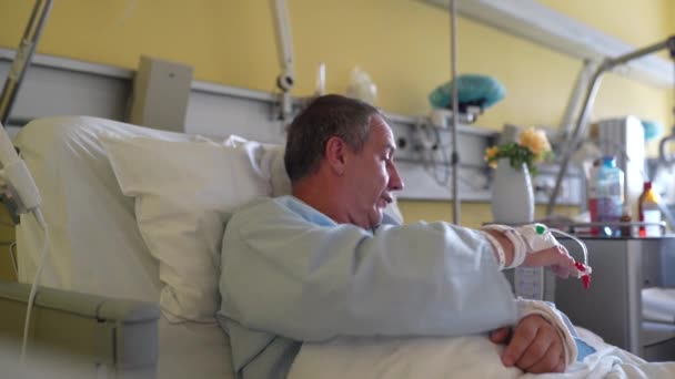Μεσήλικας Ασθενής Ξαπλωμένος Τραύμα Στο Χέρι Γύψο Ξαπλώνει Στο Κρεβάτι — Αρχείο Βίντεο