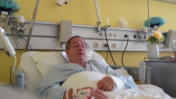 Hombre Mediana Edad Paciente Acostado Con Una Lesión Brazo Con — Vídeo de stock