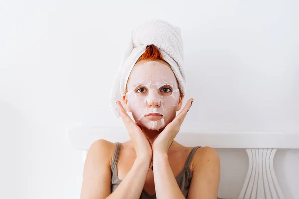 Portrét Mladé Rusovlasé Ženy Dospívající Dívky Kosmetické Plechové Masce Obličeji — Stock fotografie