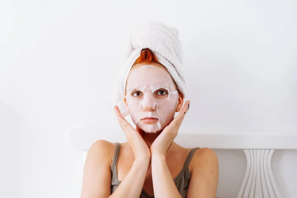 Portrét Mladé Rusovlasé Ženy Dospívající Dívky Kosmetické Plechové Masce Obličeji — Stock fotografie