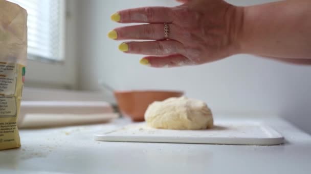 明るい黄色の爪で 小麦粉で染められ テーブルの生地をひざまずき より良いひざまずきのために小麦粉で振りかけます ダンプ ダンプ 麺の準備 — ストック動画