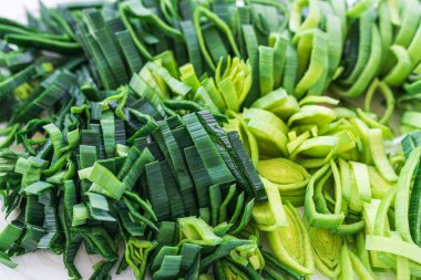 Halkalara kesilmiş pırasaların yakın çekim üst görüntüsü. Parlak yeşil renk. organik vejetaryen sebze