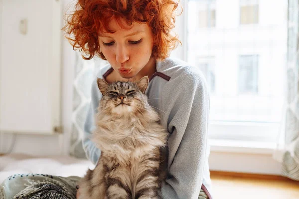 Funny Red Haired Girl Teenager Hugs Kisses Purring Maine Coon — Stock Photo, Image