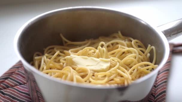 Dégèle Beurre Sur Les Spaghettis Chauds Dont Vapeur Provient Dans — Video