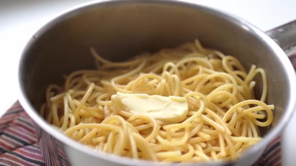 Dégèle Beurre Sur Les Spaghettis Chauds Dont Vapeur Provient Dans — Video