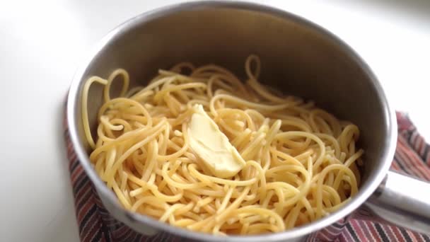 Mantequilla Descongela Espaguetis Calientes Los Que Proviene Vapor Cacerola Cámara — Vídeos de Stock