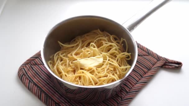 Mantequilla Descongela Espaguetis Calientes Los Que Proviene Vapor Cacerola Cámara — Vídeo de stock