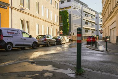 Viyana Avusturya 08 2023 Avrupa şehir sokağı yağmurdan sonra, güneş ışığında, akşam