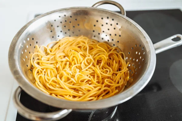 Espaguetis Calientes Hervidos Colador Con Vapor — Foto de Stock