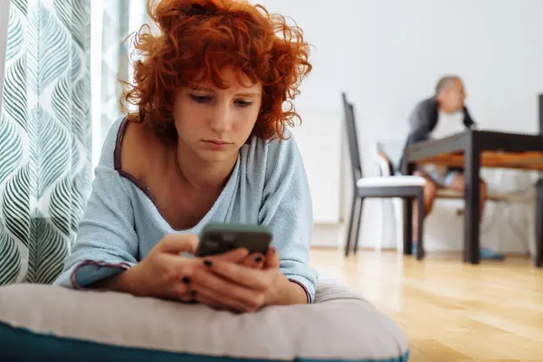 Adolescente Cabelos Vermelhos Atraente Encontra Travesseiro Chão Usa Gadget Smartphone — Fotografia de Stock
