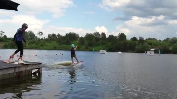 Dalgıç Kıyafetli Sporcu Ters Vinç Kullanarak Wakeboard Başlar Yarışma Nehrinde — Stok video