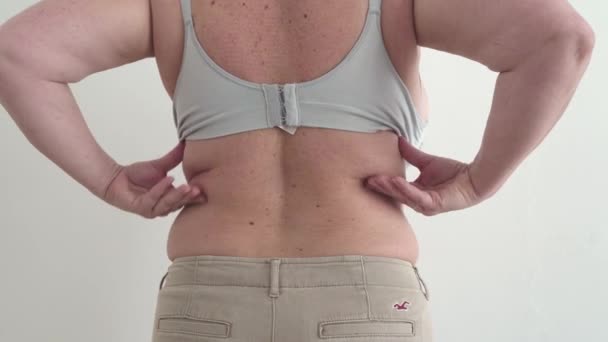 Задний Вид Неузнаваемое Ожирение Женщина Избыточным Весом Лифчике Шорты Сжимая — стоковое видео