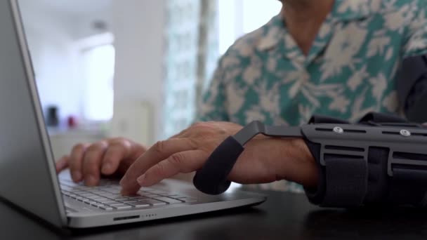 Человек Травмой Локтя Специальный Современный Регулируемый Ортез Локтя Печатающий Клавиатуре — стоковое видео