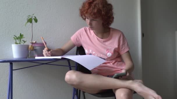 Привлекательная Студентка Делает Заметки Блокноте Сидя Балконе Задумчивая Уютная Рыжая — стоковое видео