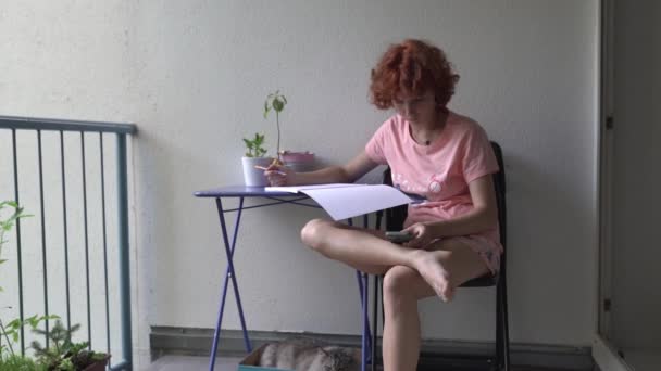 Attrayant Étudiant Féminin Prend Des Notes Dans Carnet Tout Étant — Video
