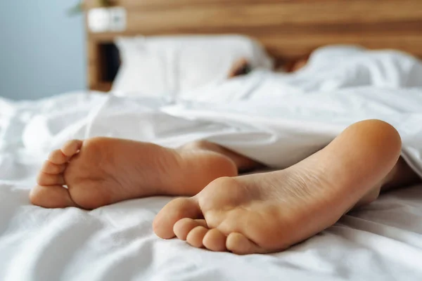 Bare Feet Young Girl Lying Bed Peek Out Covers — Stock Photo, Image