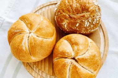 Geleneksel beyaz rulo Kaiser topuzu, ahşap yuvarlak tahtada, üst manzara