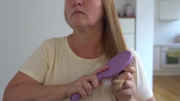 Mujer Mediana Edad Rubia Peinando Cabello Largo Demostrando Pérdida Cabello — Vídeos de Stock