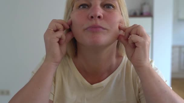 Atrakcyjna Kobieta Średnim Wieku Blondynka Nakłada Kolagen Kosmetyczny Skórę Twarzy — Wideo stockowe