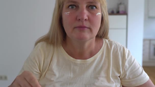 Attraktive Frau Mittleren Alters Blond Trägt Kosmetisches Kollagen Mit Einer — Stockvideo