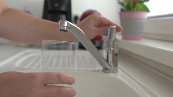 Mulher Derramando Água Vidro Cozinha Close Câmera Lenta — Vídeo de Stock