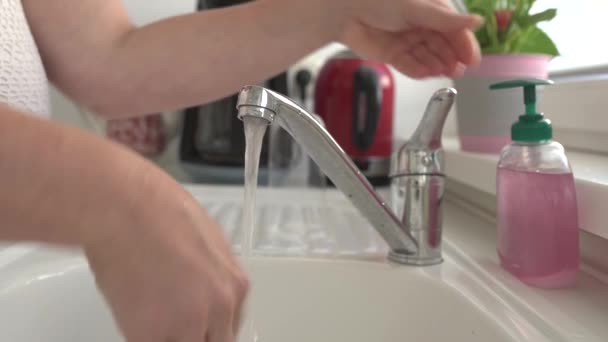 Mujer Lavándose Las Manos Con Jabón Líquido Cocina Después Lavar — Vídeo de stock