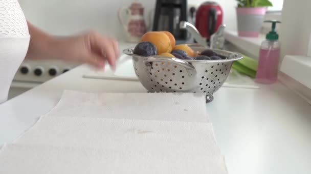 Vrouwelijke Handen Liggen Keukentafel Papieren Keukendoek Gewassen Nat Fruit Van — Stockvideo
