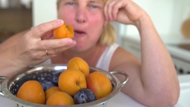 Glückliche Frau Mittleren Alters Blond Mollig Isst Reife Große Aprikose — Stockvideo
